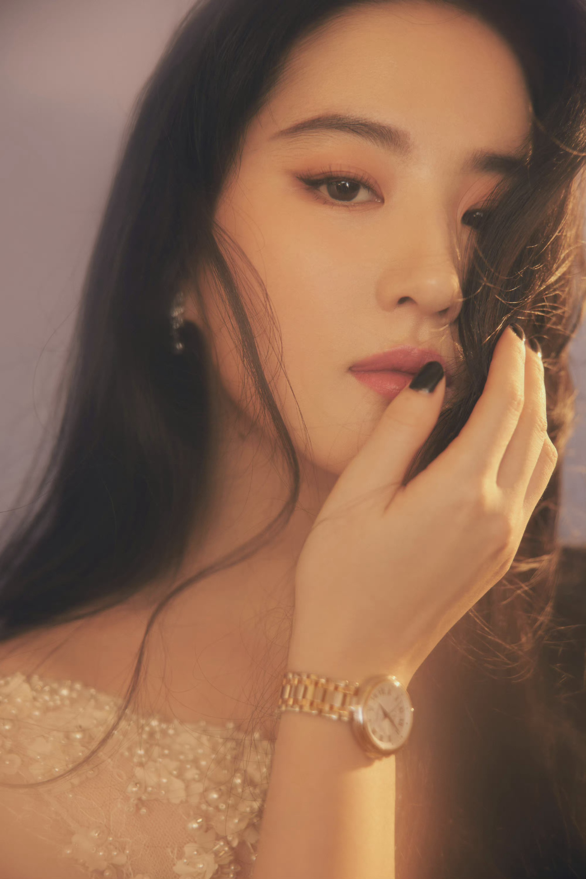 刘亦菲最新大片 白色珍珠礼裙搭配披肩卷发,气质温柔!__财经头条