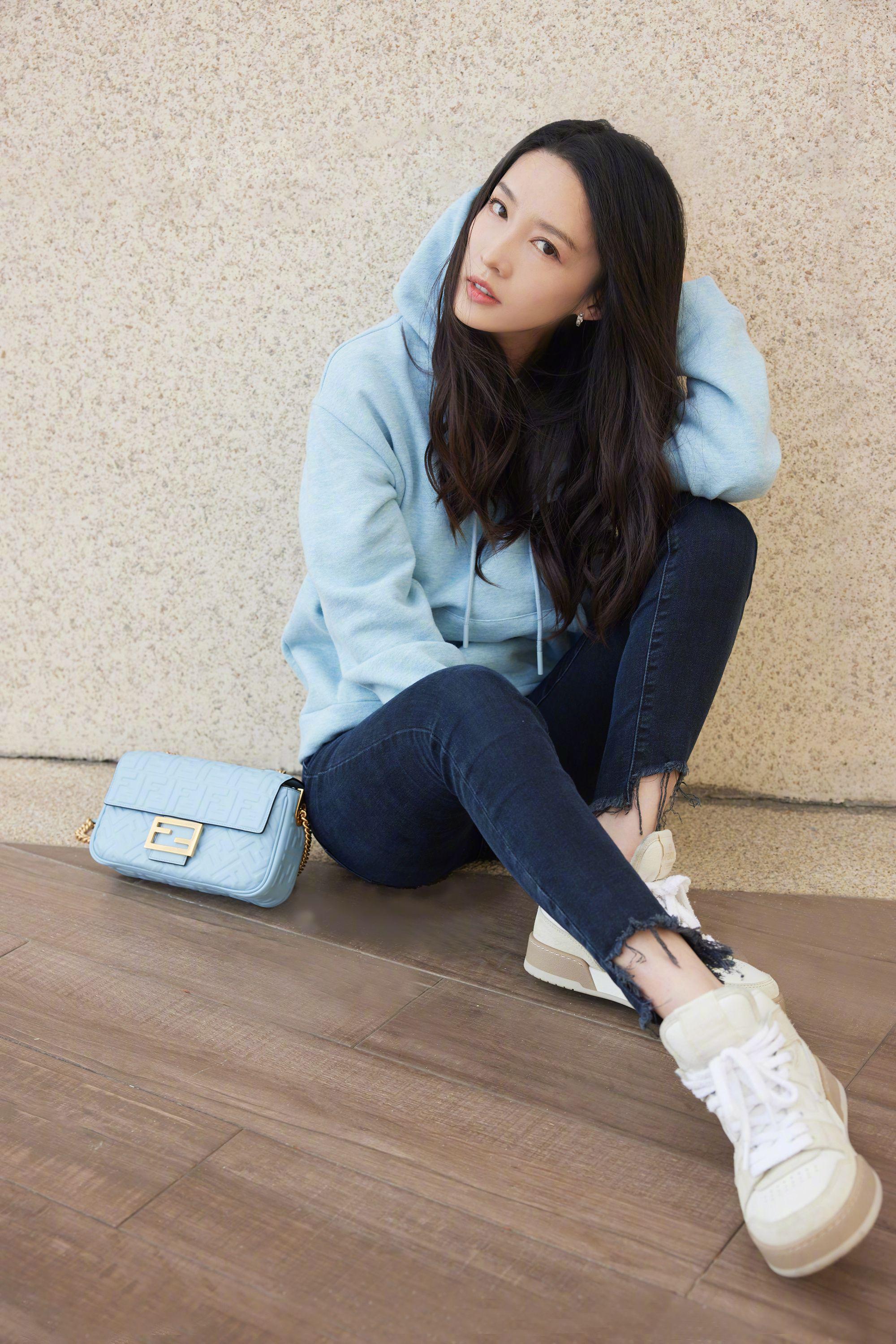李沁最新穿搭随拍,蓝色系卫衣清新治愈,尽显美女的温柔气质_高清图集