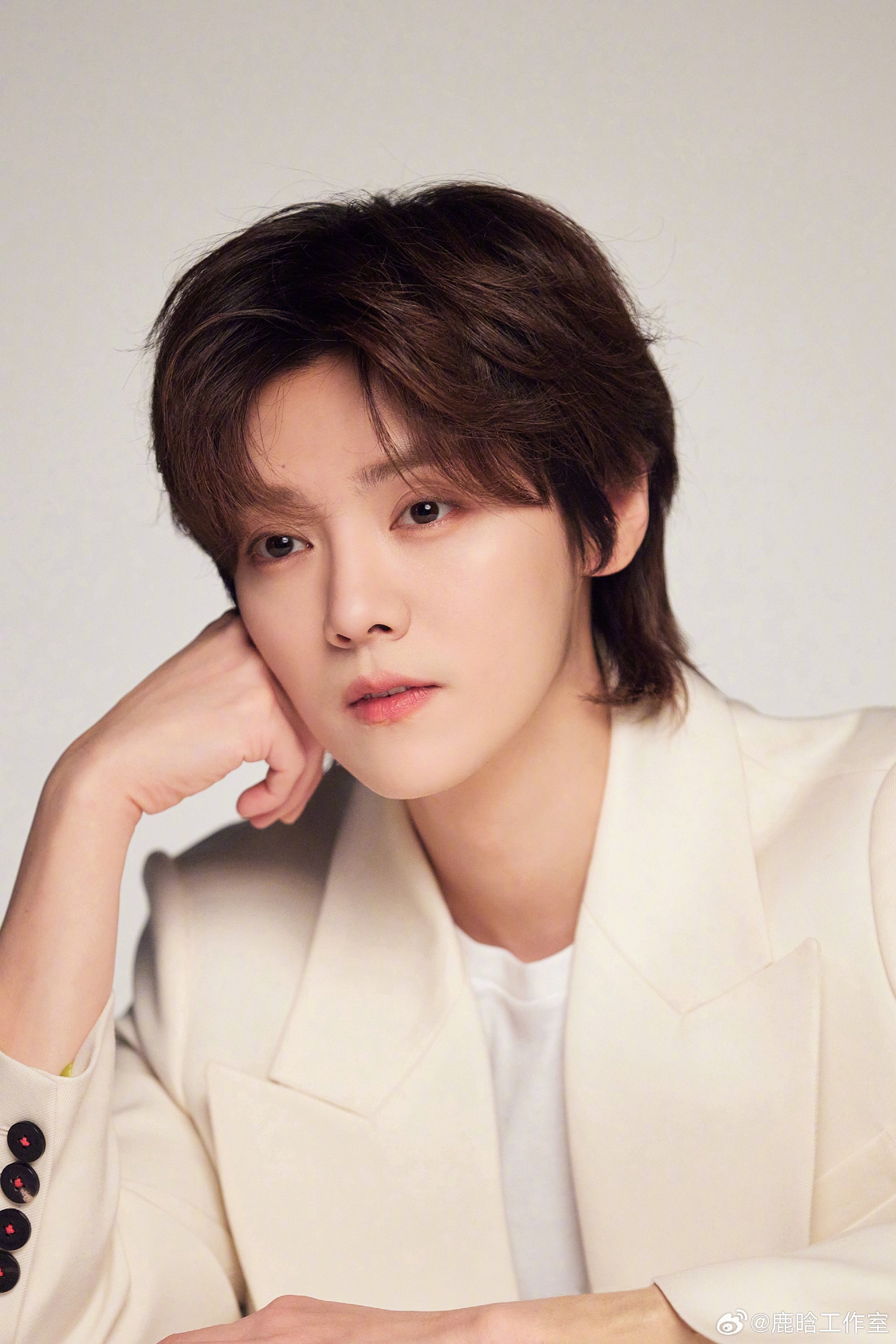 鹿晗工作拍摄花絮照,白色西装清爽帅气,侧颜好帅啊!