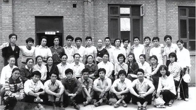 著名演员周里京:28年前妻子不幸遇害,再婚娶小10岁粉丝很幸福|周里京|傅春英|张巍_新浪新闻