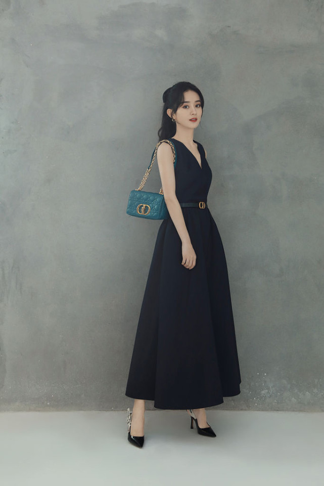 赵丽颖侧身而立皮肤白皙细腻.