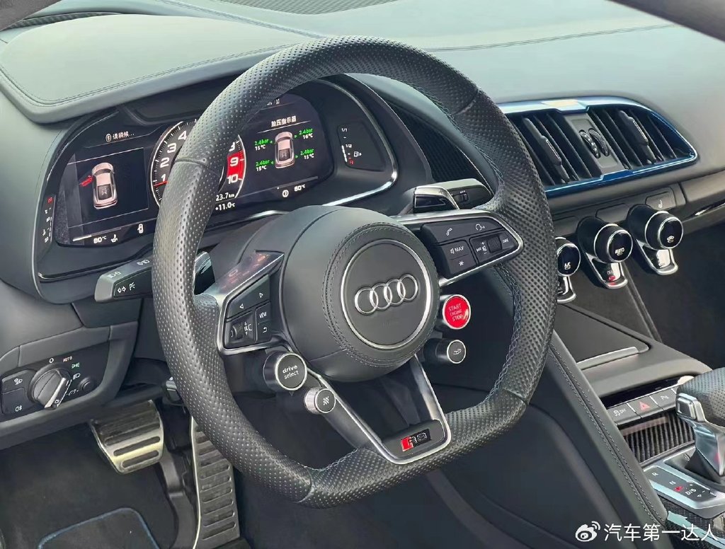 奥迪r8 v10 coupe performance的内饰设计既时尚又精致,这款车配备