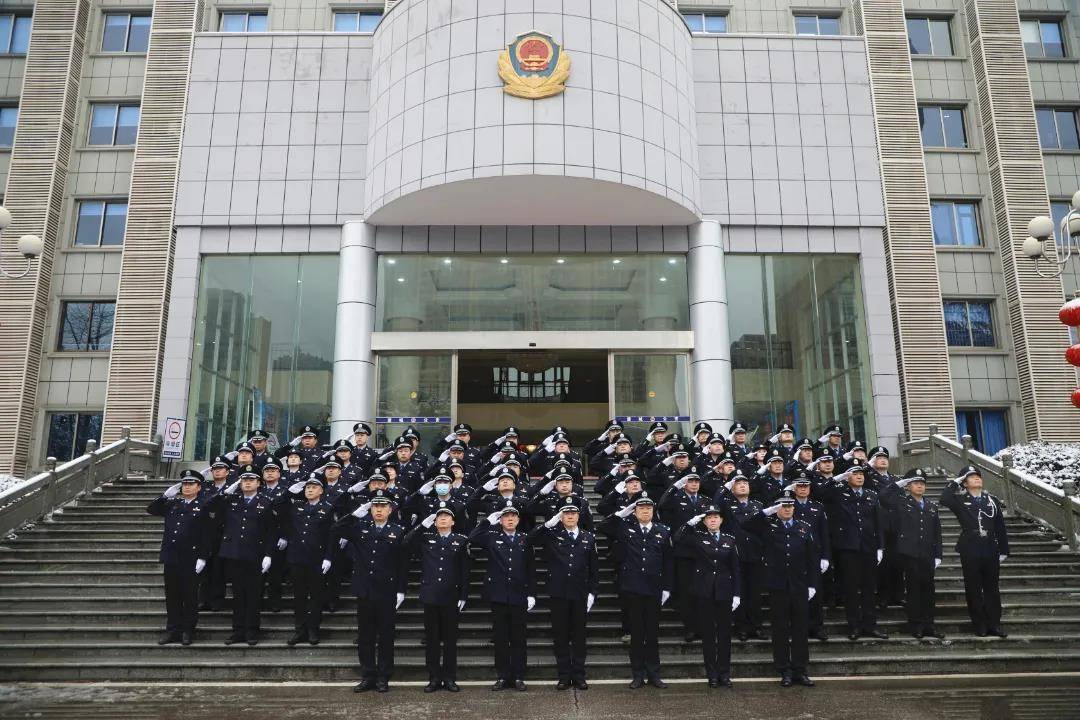 2022年2月7日8时48分,伴着漫天飞舞的雪花,望城公安在分局前坪举行