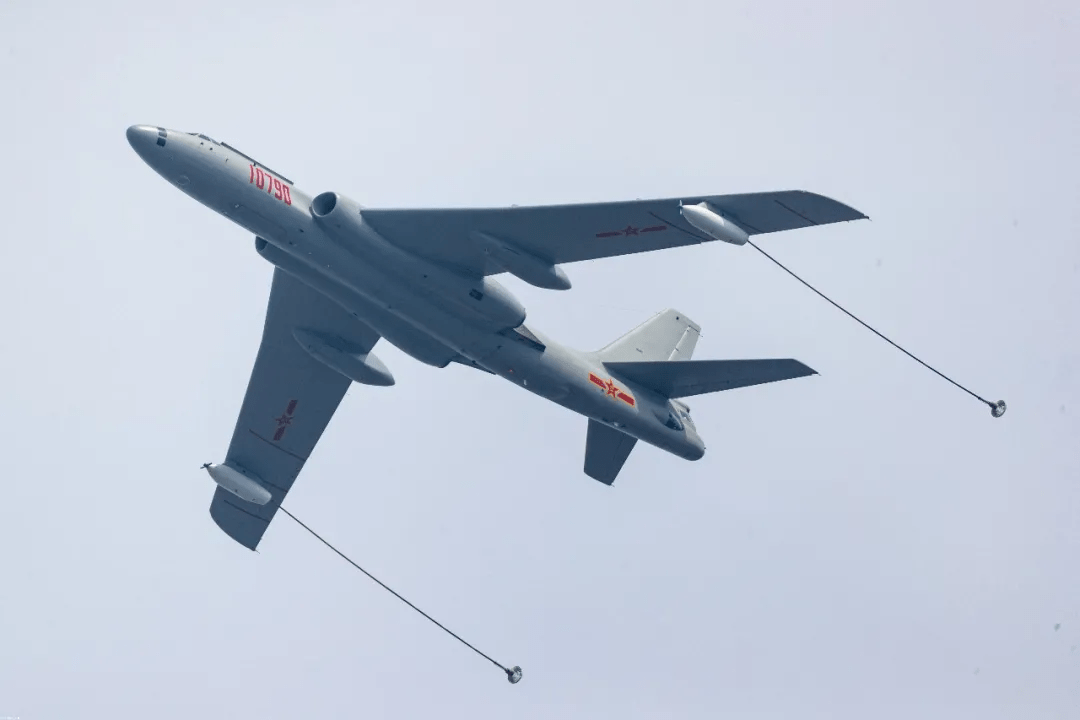 罕见海航轰6du与歼10共训空中加油和空军轰油6大不同