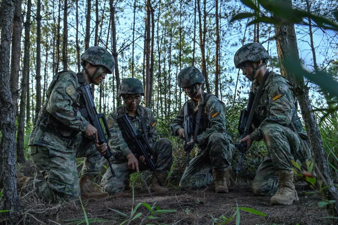 火箭军某部特种警卫集训硬核来袭!|火箭军|侦查_新浪新闻