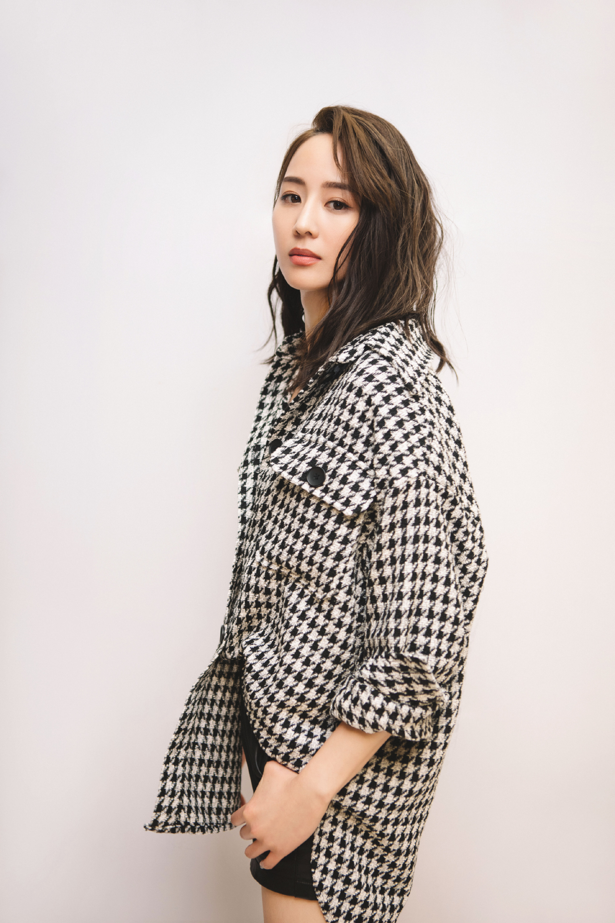 张钧甯为新戏角色剪去20公分长发,短发造型干练帅气