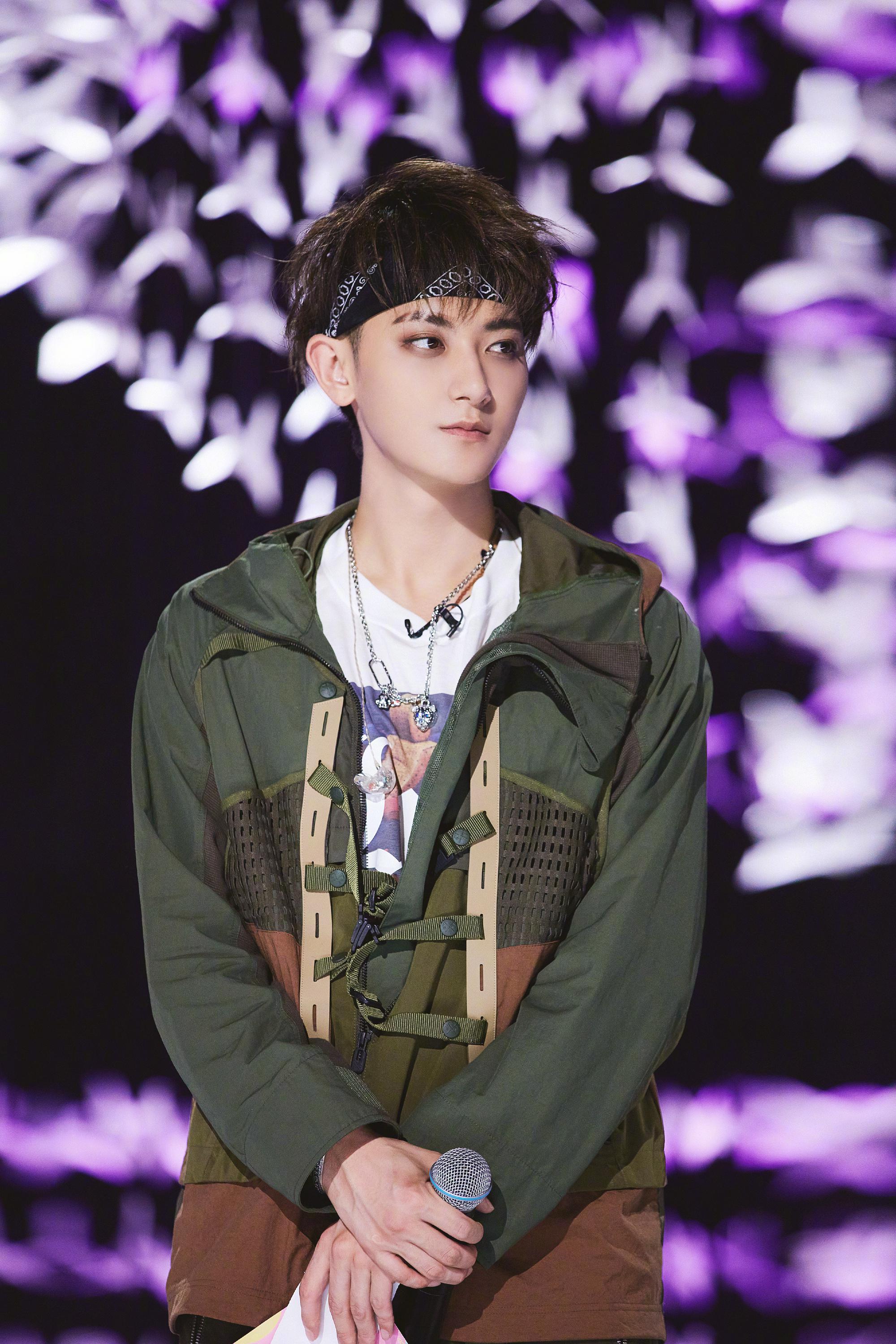 深绿色外套白色短袖,黑色发带凌乱刘海,断眉妆容干净帅气