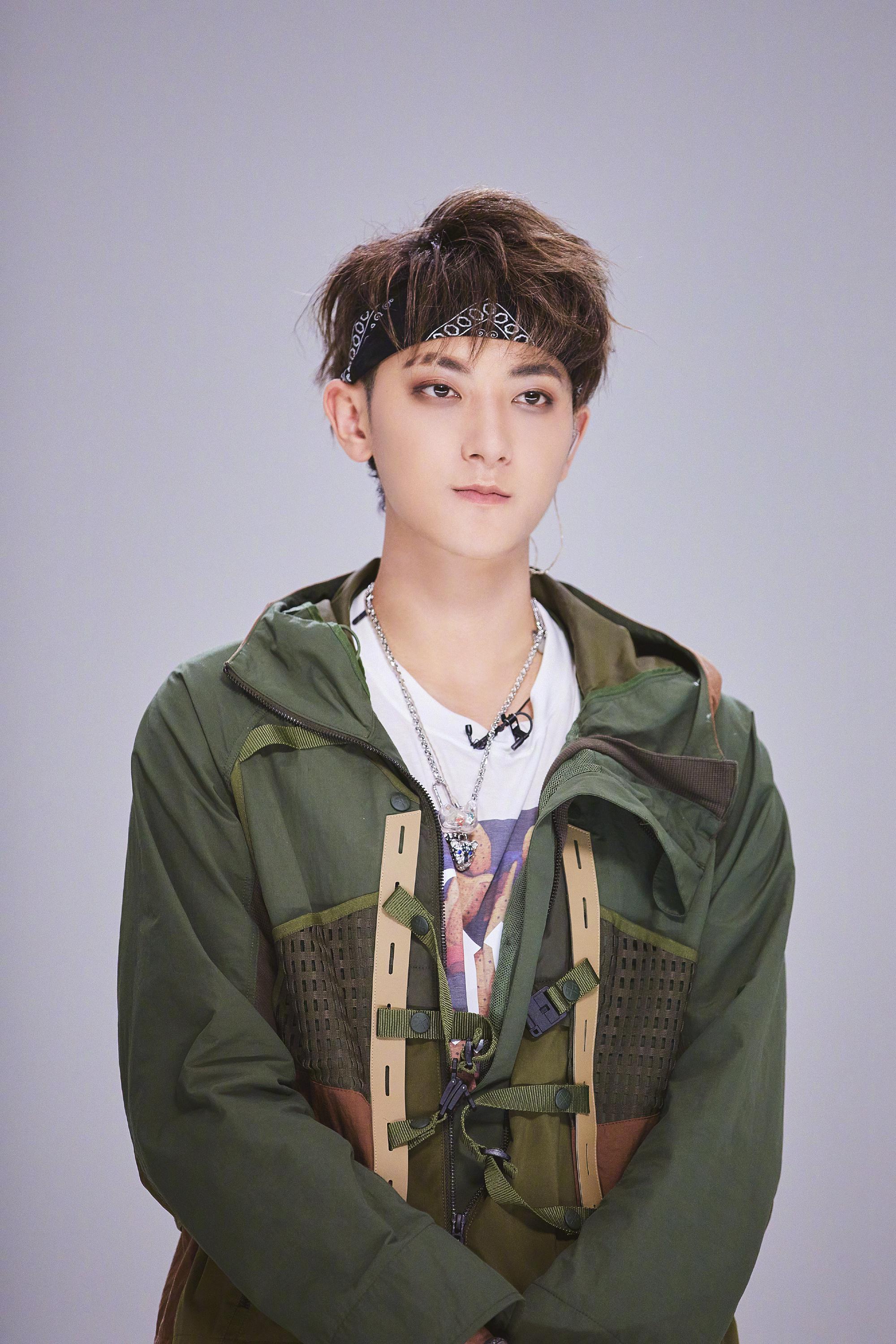 深绿色外套白色短袖,黑色发带凌乱刘海,断眉妆容干净帅气|黄子韬_新浪