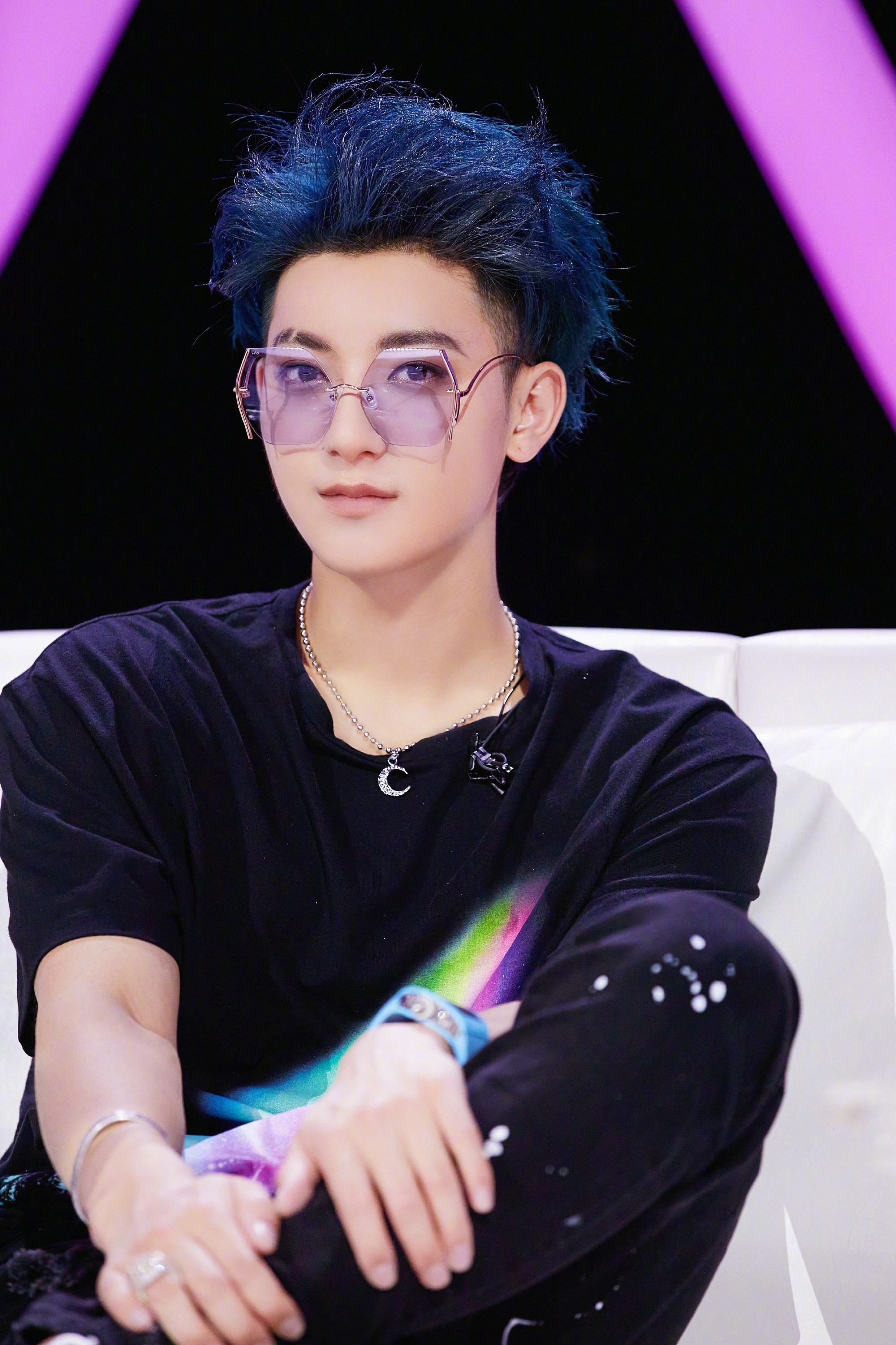 黄子韬今晚创造营新鲜高清剧照,全黑造型加上蓝色大背头