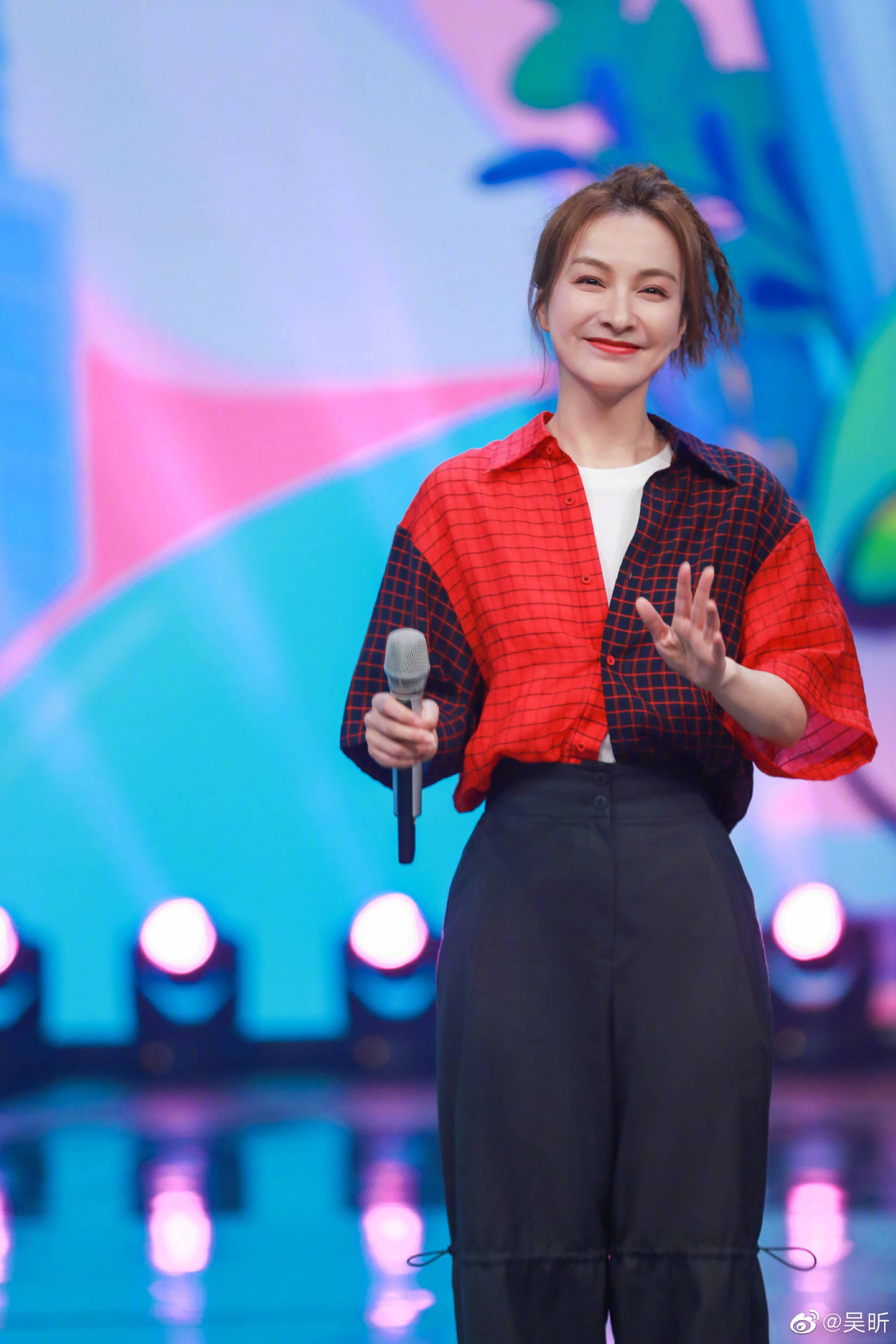 路人镜头下的吴昕状态真好年龄让人蜕变成自信的女人