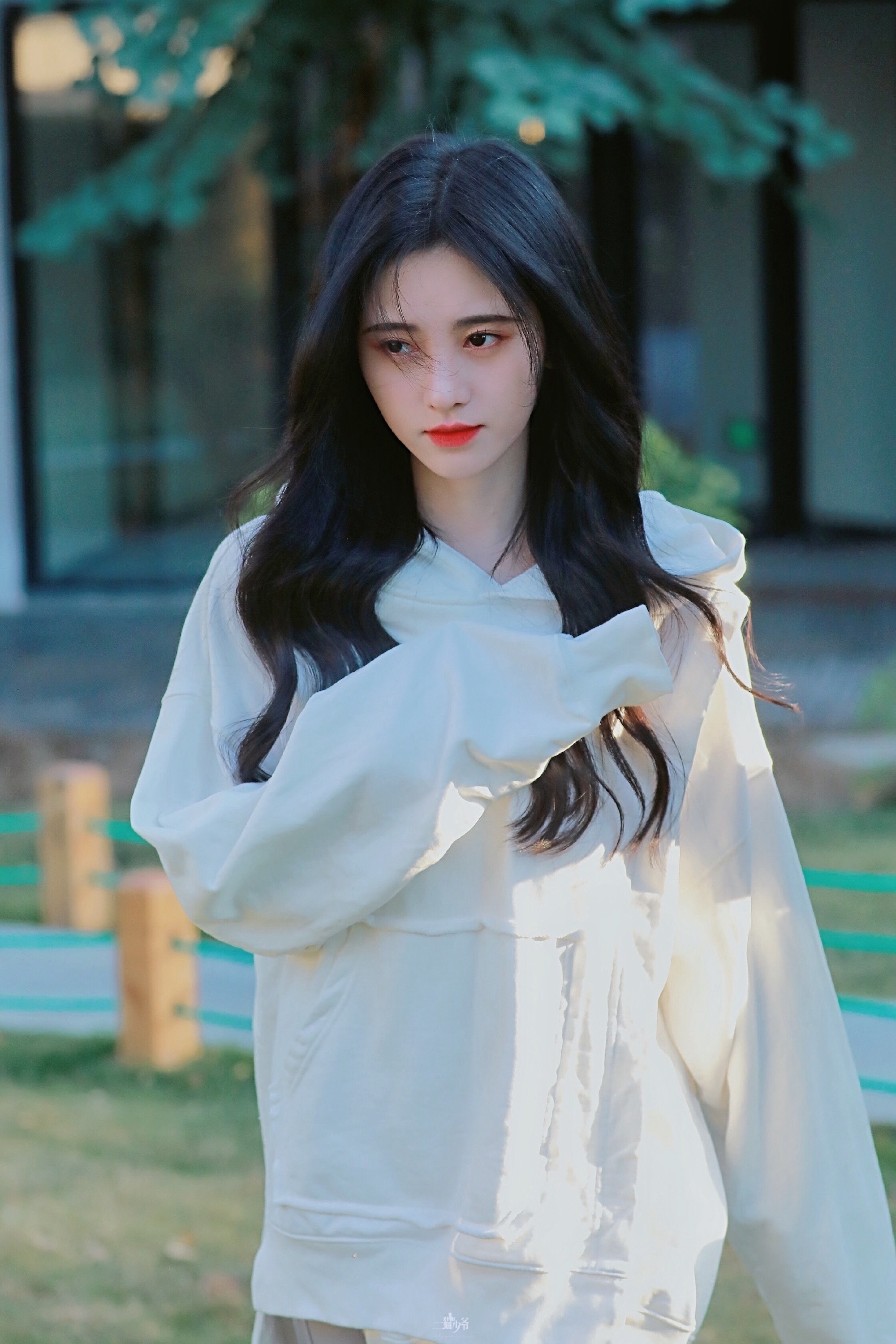 鞠婧祎这不规则白色卫衣搭配微卷发型