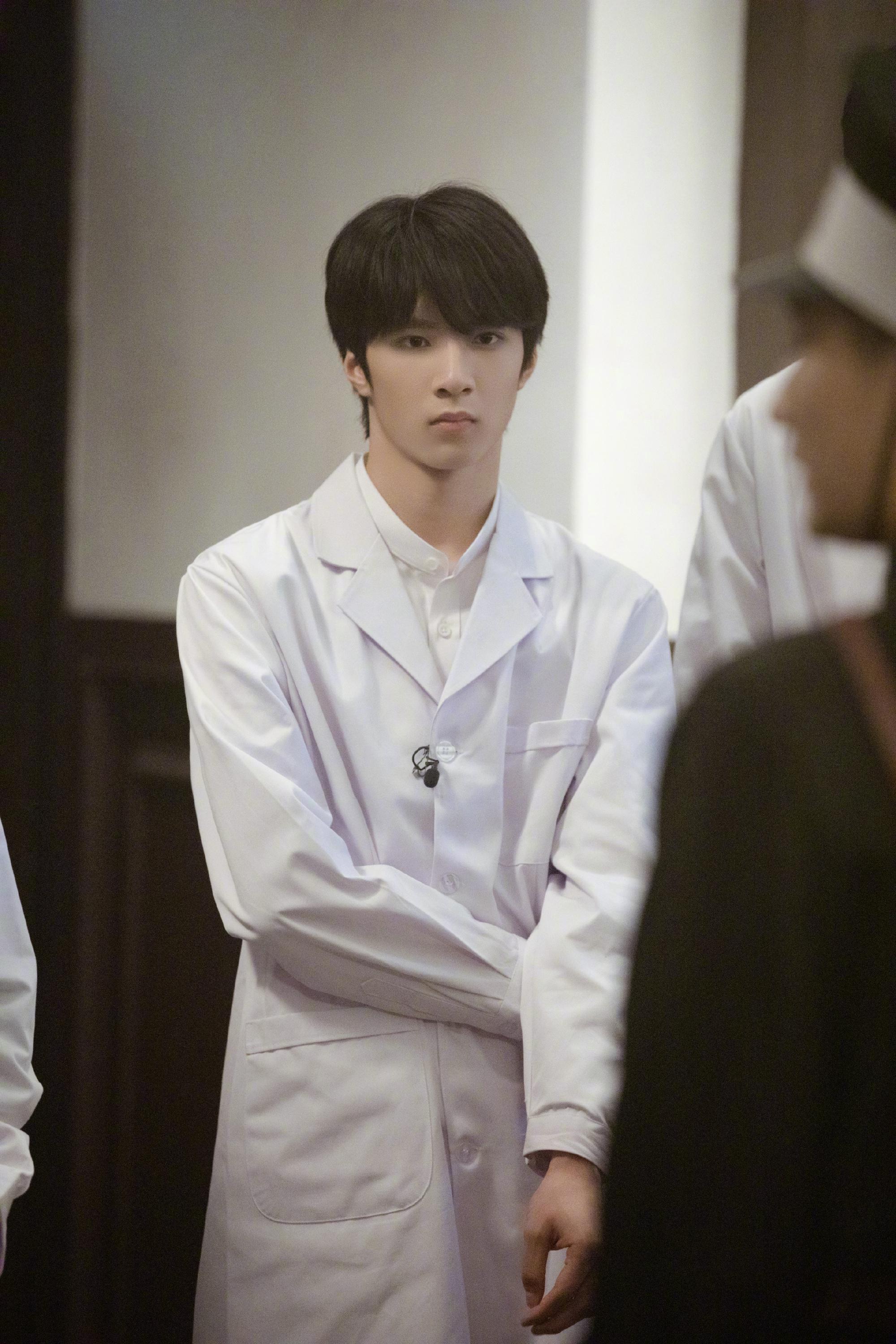 刘耀文密室大逃脱最新剧照 白大褂or民国学生装