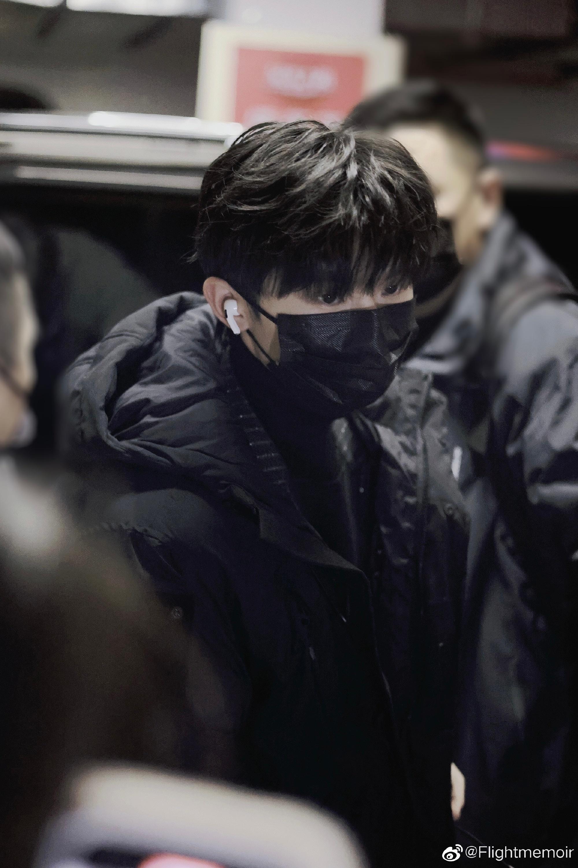 马嘉祺全球中文音乐榜录制上班饭拍 黑色高领毛衣77黑色羽绒服