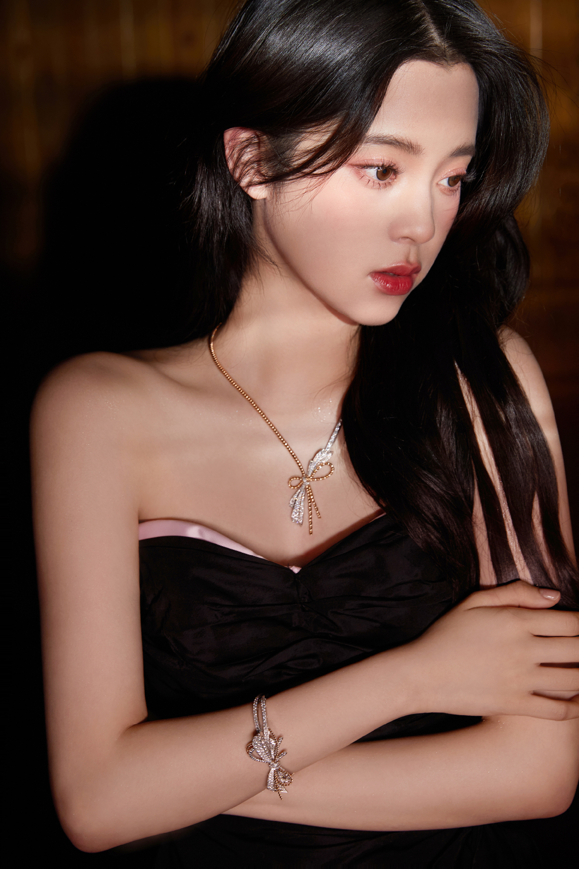 欧阳娜娜库存照惊喜掉落～ 身着黑色抹胸长裙 大波浪卷发造型