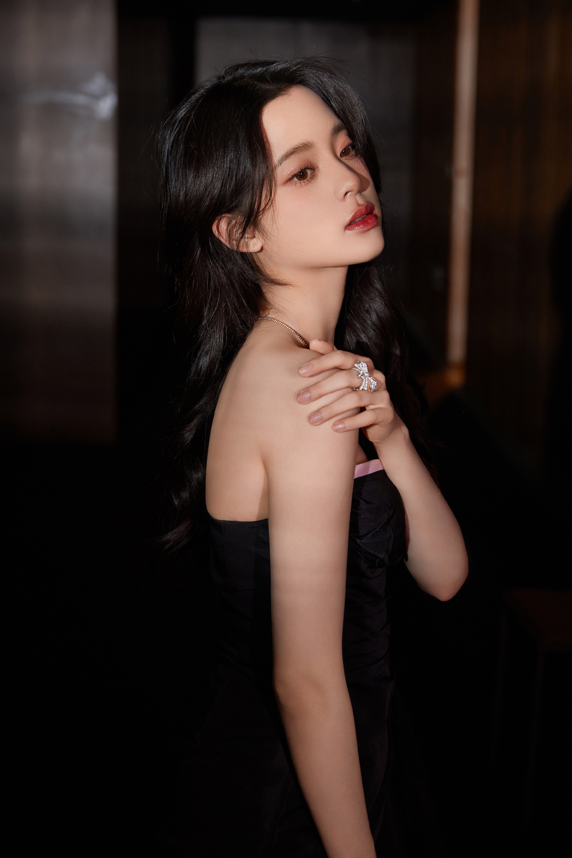 欧阳娜娜库存照惊喜掉落～ 身着黑色抹胸长裙 大波浪卷发造型