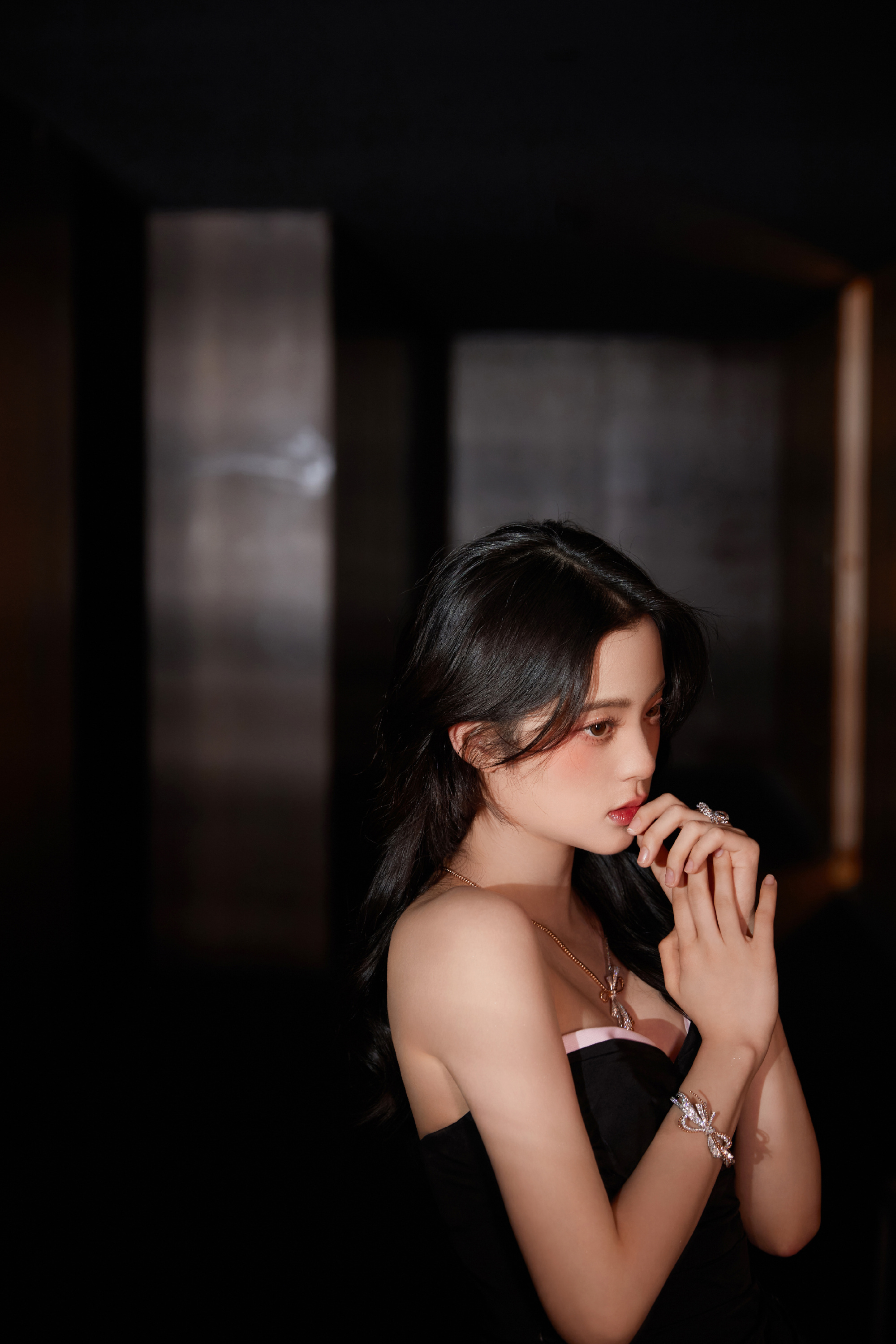 欧阳娜娜库存照惊喜掉落～ 身着黑色抹胸长裙 大波浪卷发造型