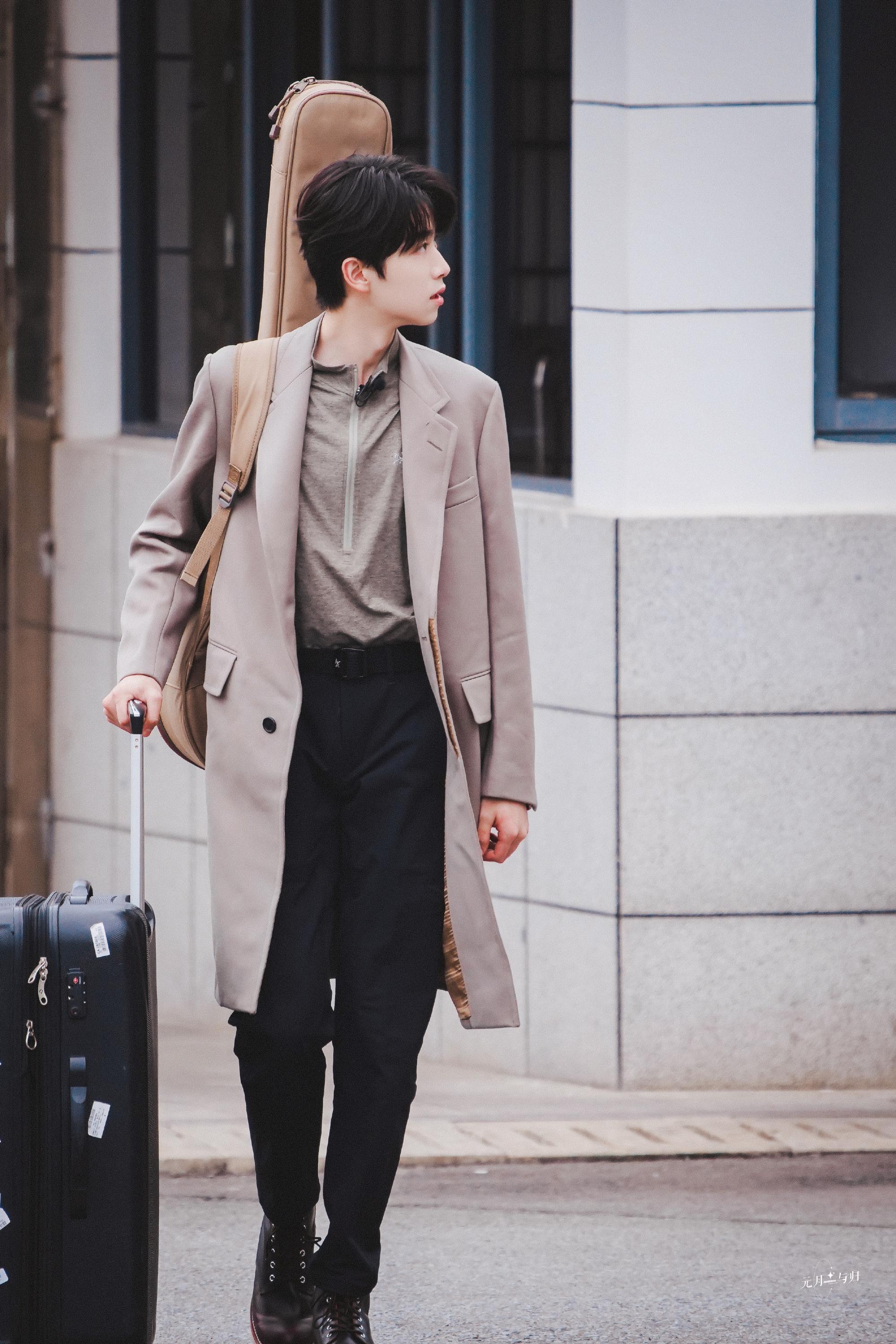 张嘉元今日份出发饭拍图 身穿风衣背着吉他的少年……__财经头条