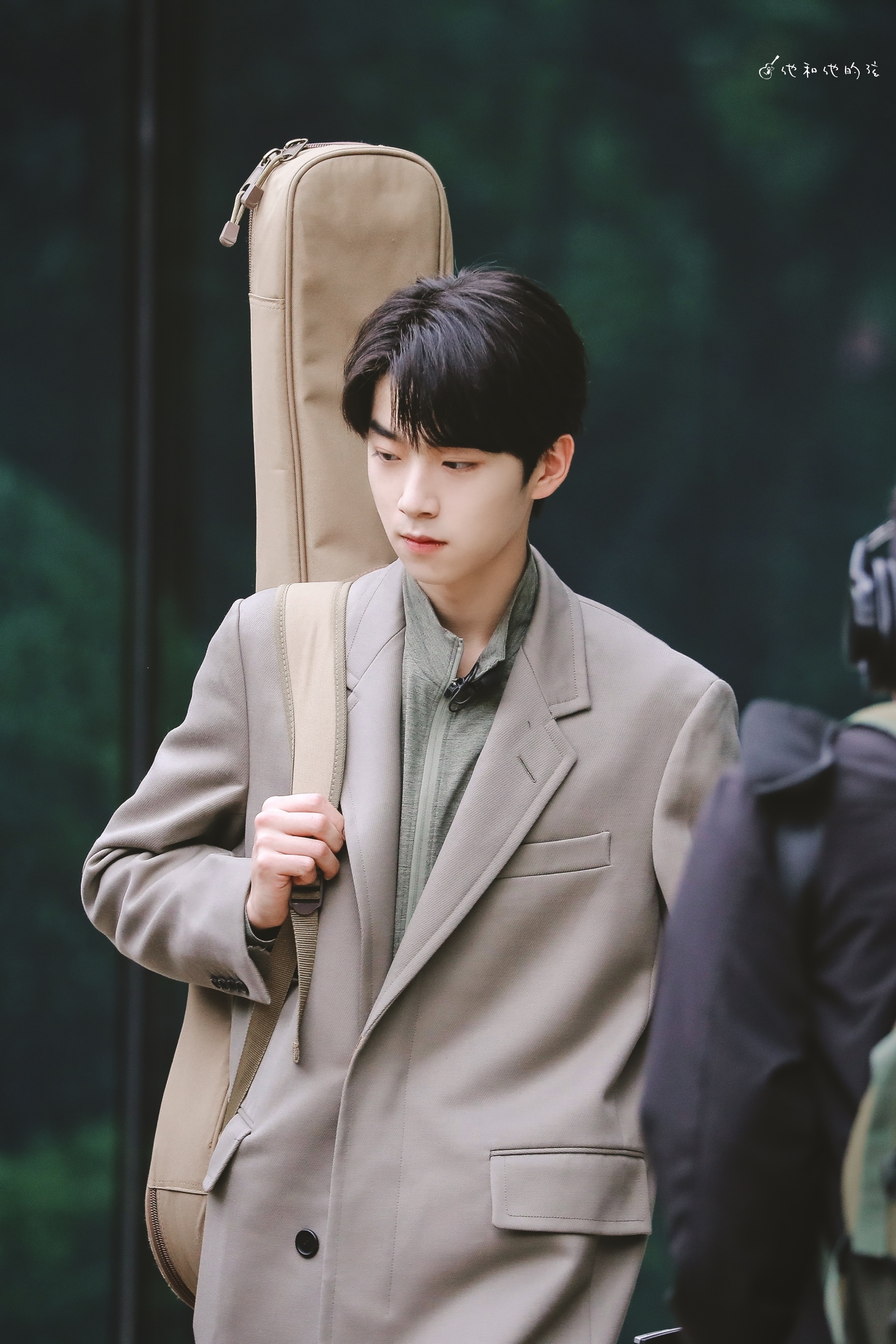 张嘉元今日份出发饭拍图 身穿风衣背着吉他的少年……__财经头条