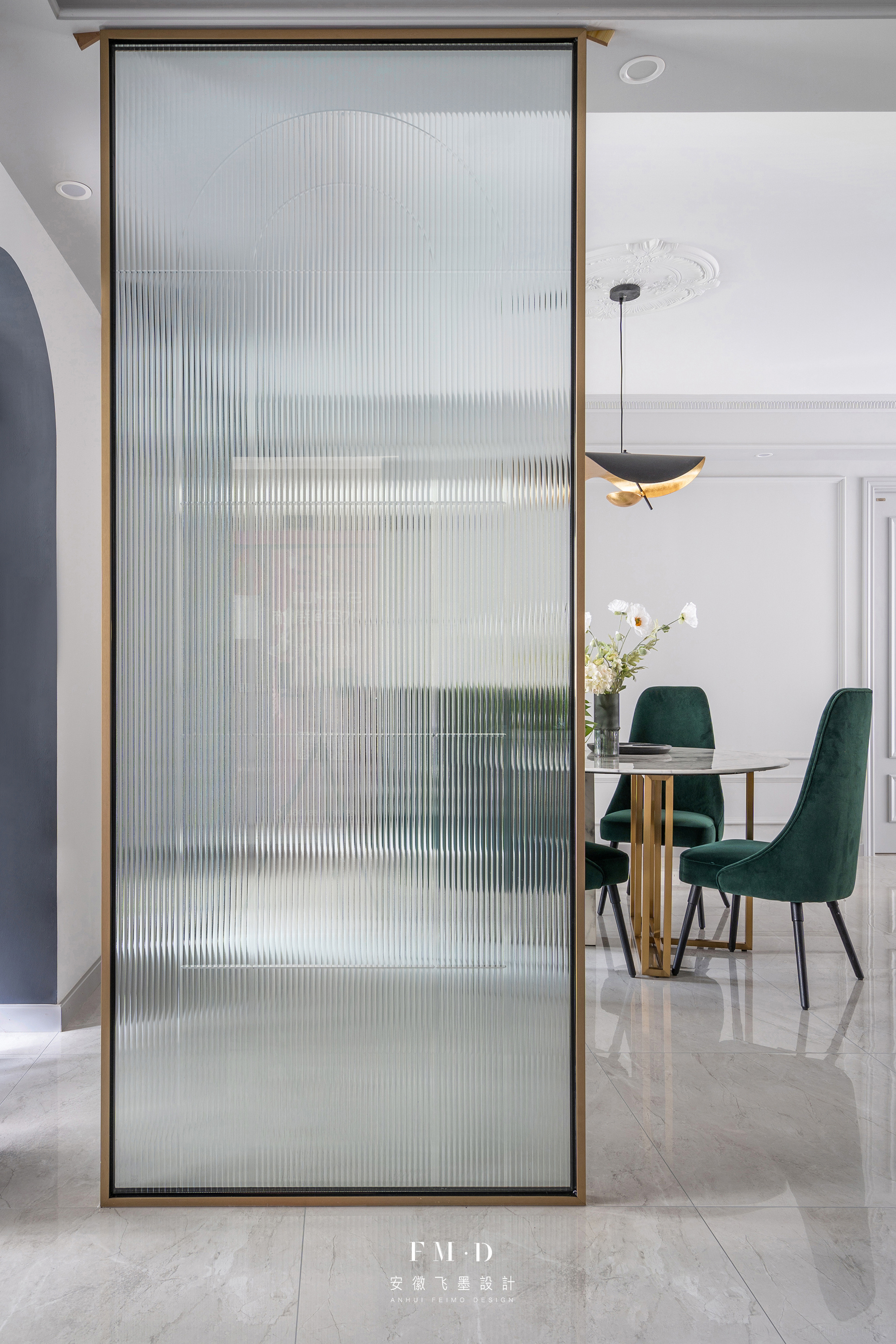 玄关长虹玻璃隔断:能很好的保证入户隐私,透光不透人的特性也不会影响