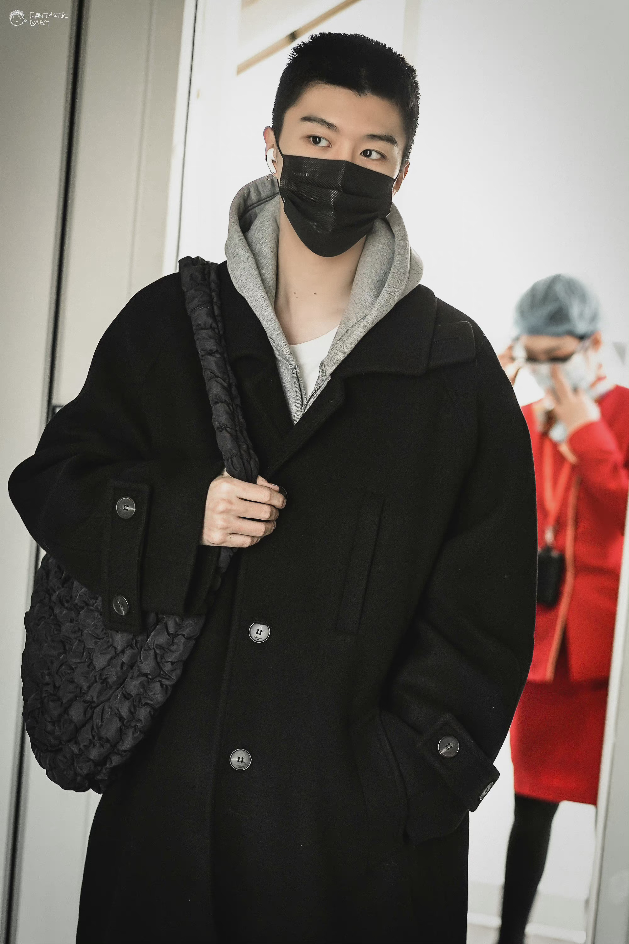 范丞丞今日份机场饭拍图 身穿黑色大衣 灰色卫衣,清爽短发好帅!
