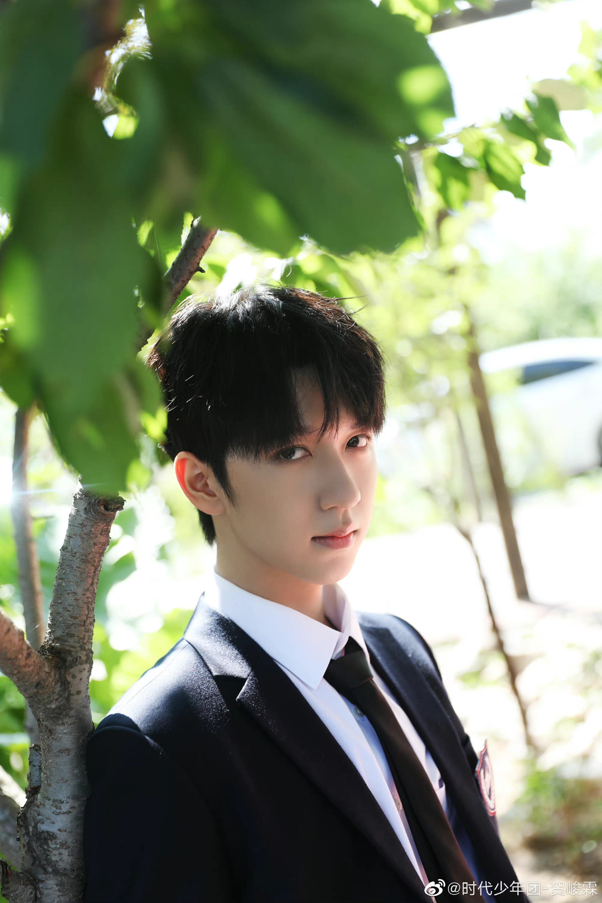 贺峻霖分享了一组少年感写真 校服造型yyds!__财经头条