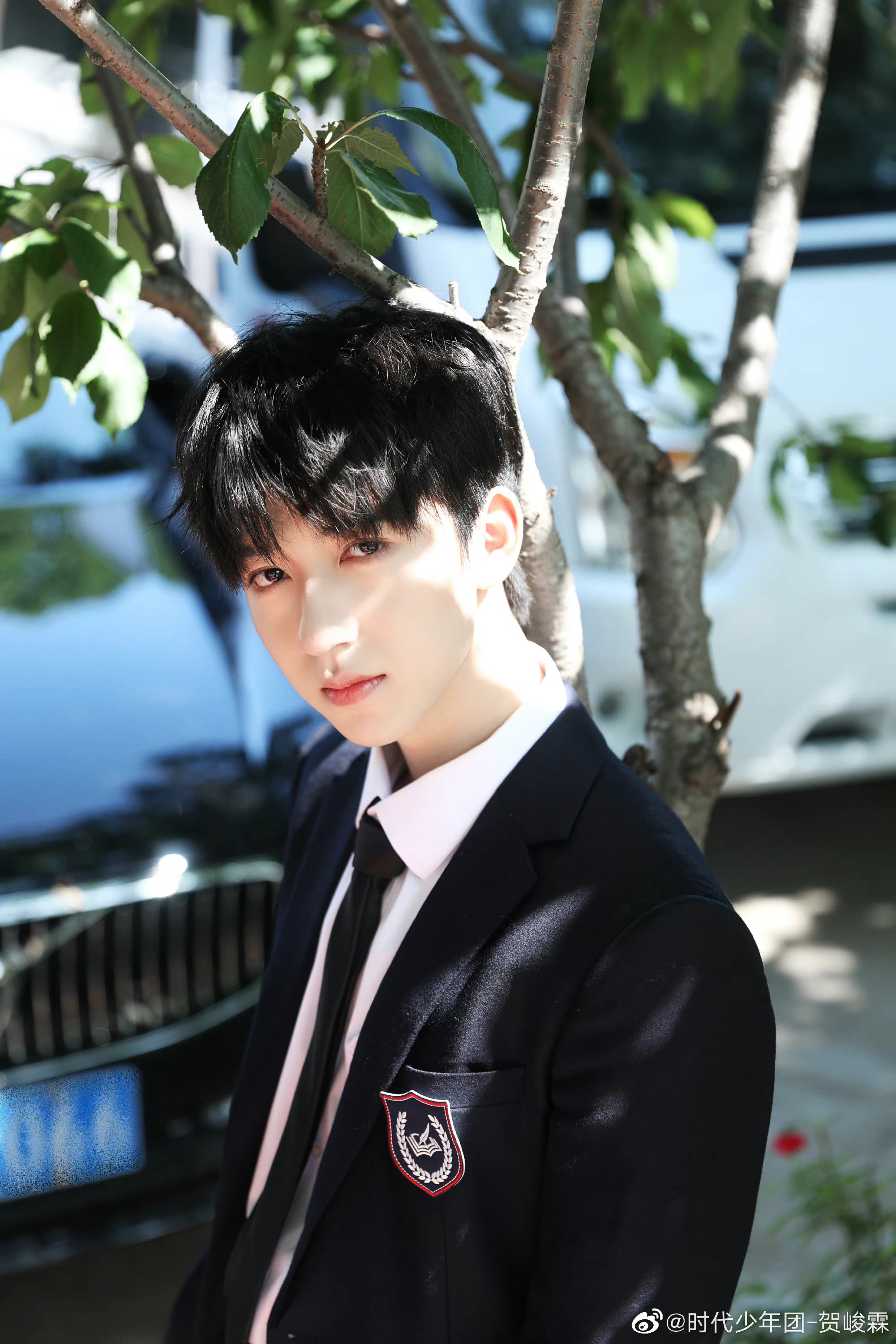 贺峻霖分享了一组少年感写真 校服造型yyds!__财经头条