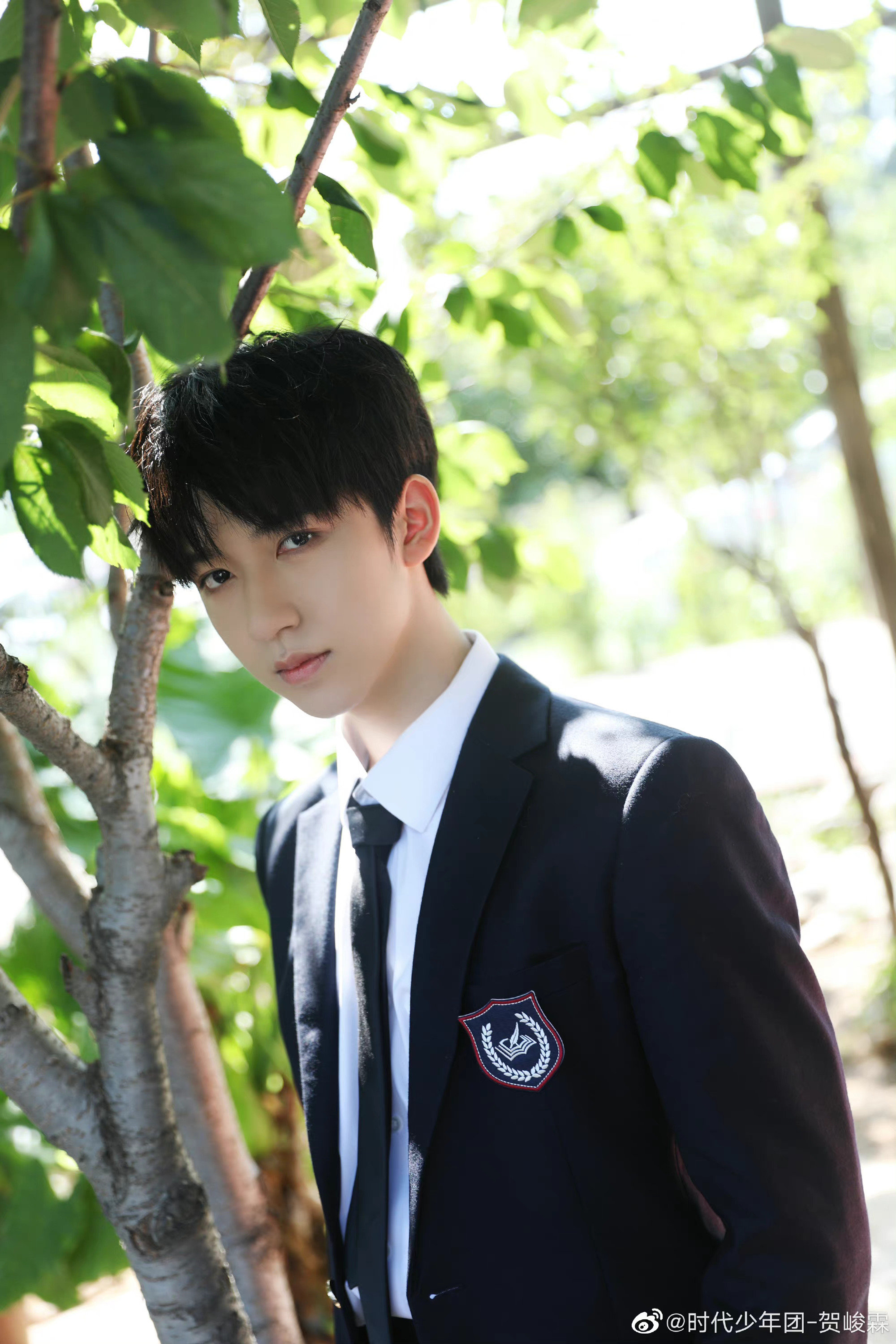贺峻霖分享了一组少年感写真 校服造型yyds!__财经头条
