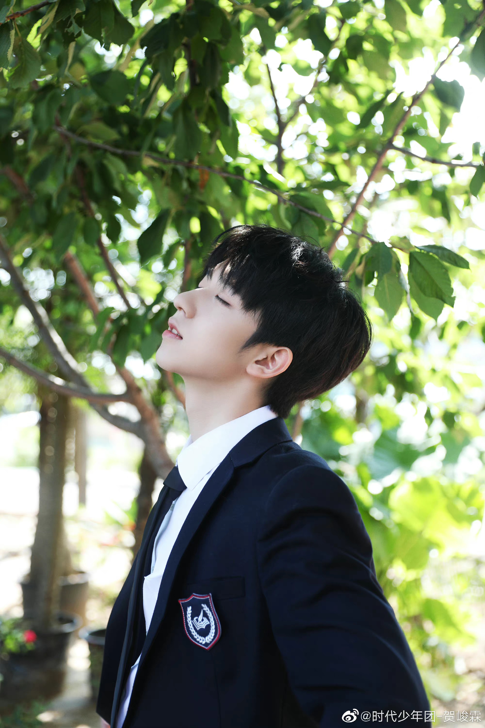 贺峻霖分享了一组少年感写真 校服造型yyds!__财经头条