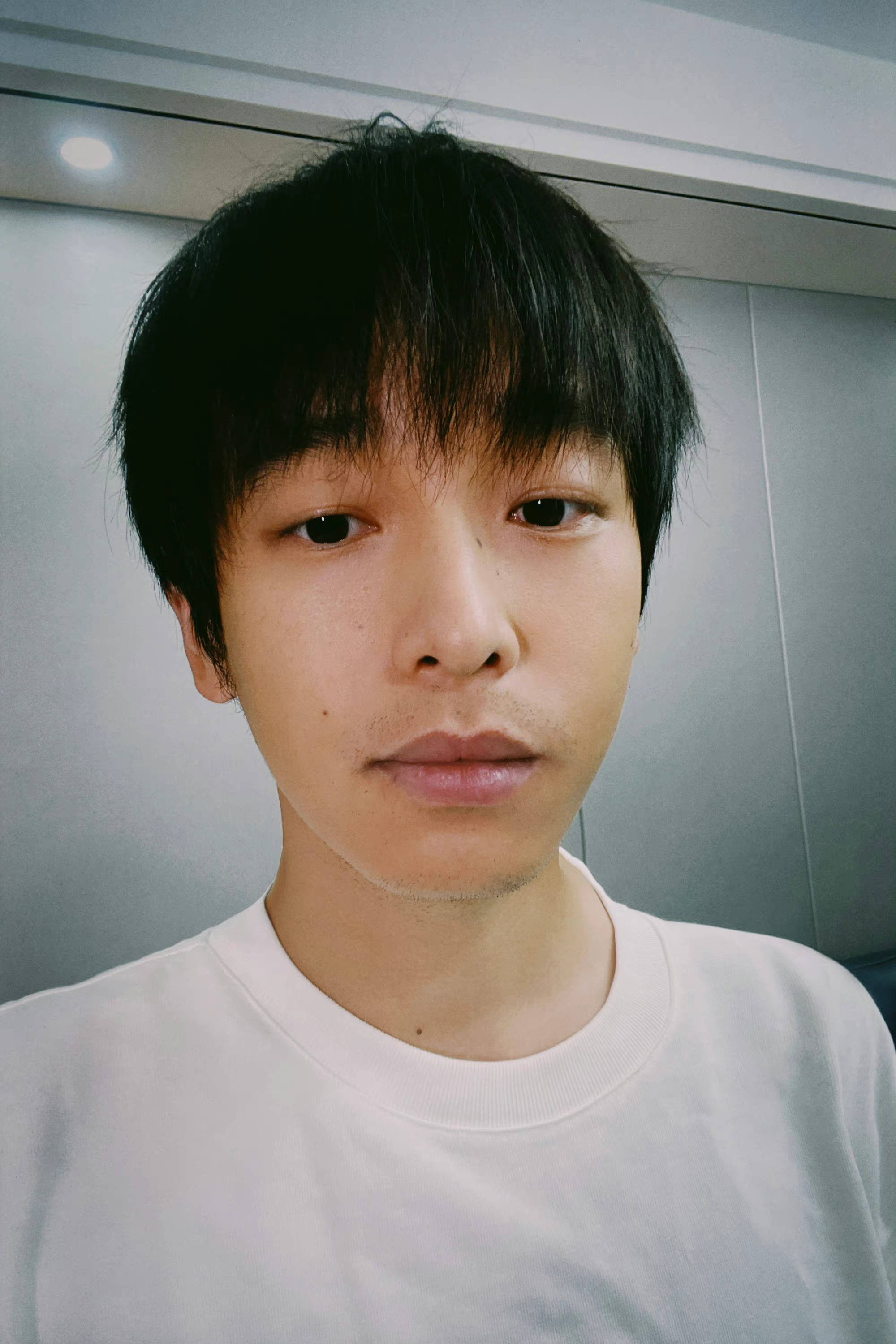 彭昱畅胡茬怼脸自拍释出着沧桑感真的绝