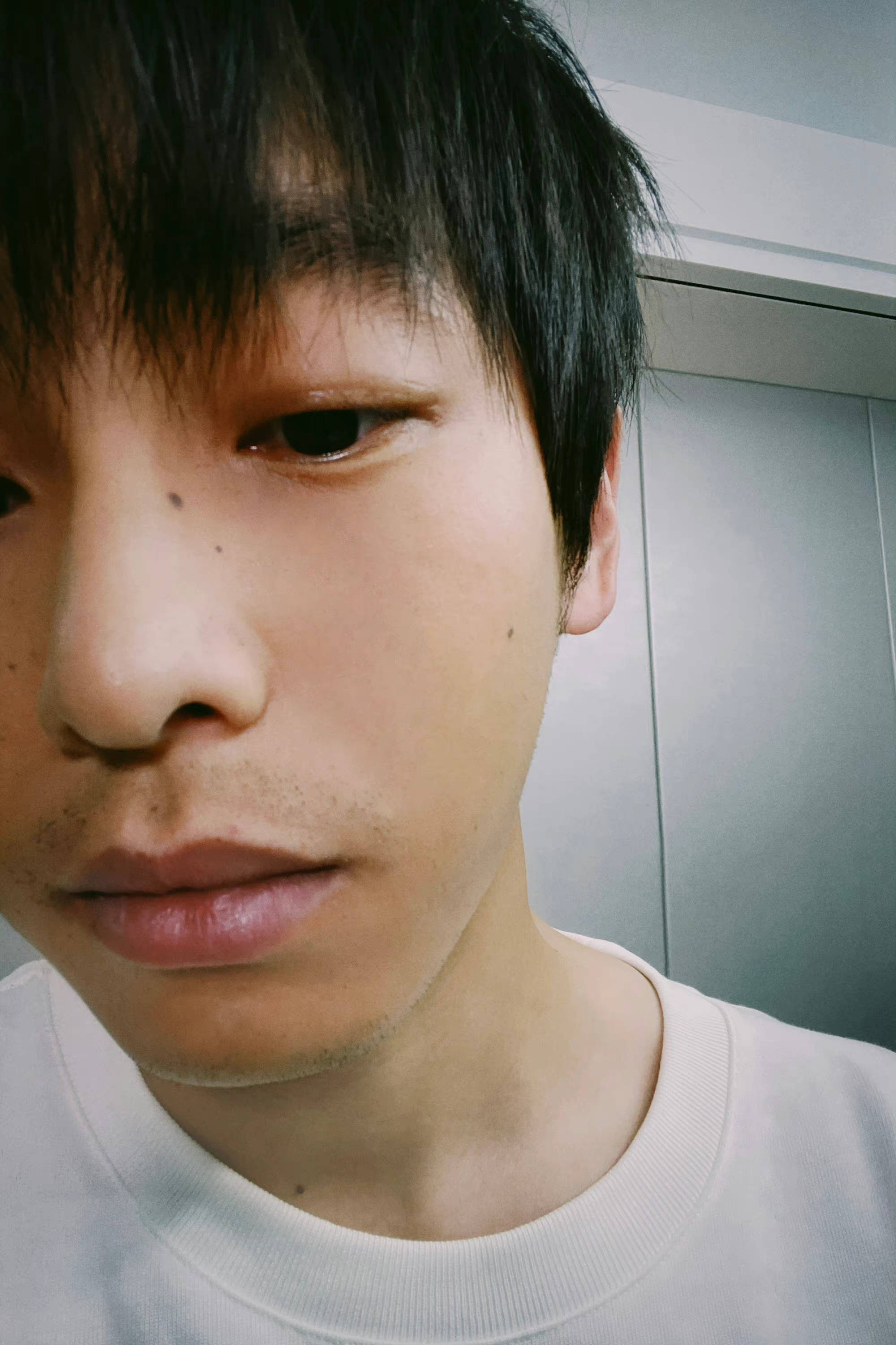 彭昱畅胡茬怼脸自拍释出着沧桑感真的绝