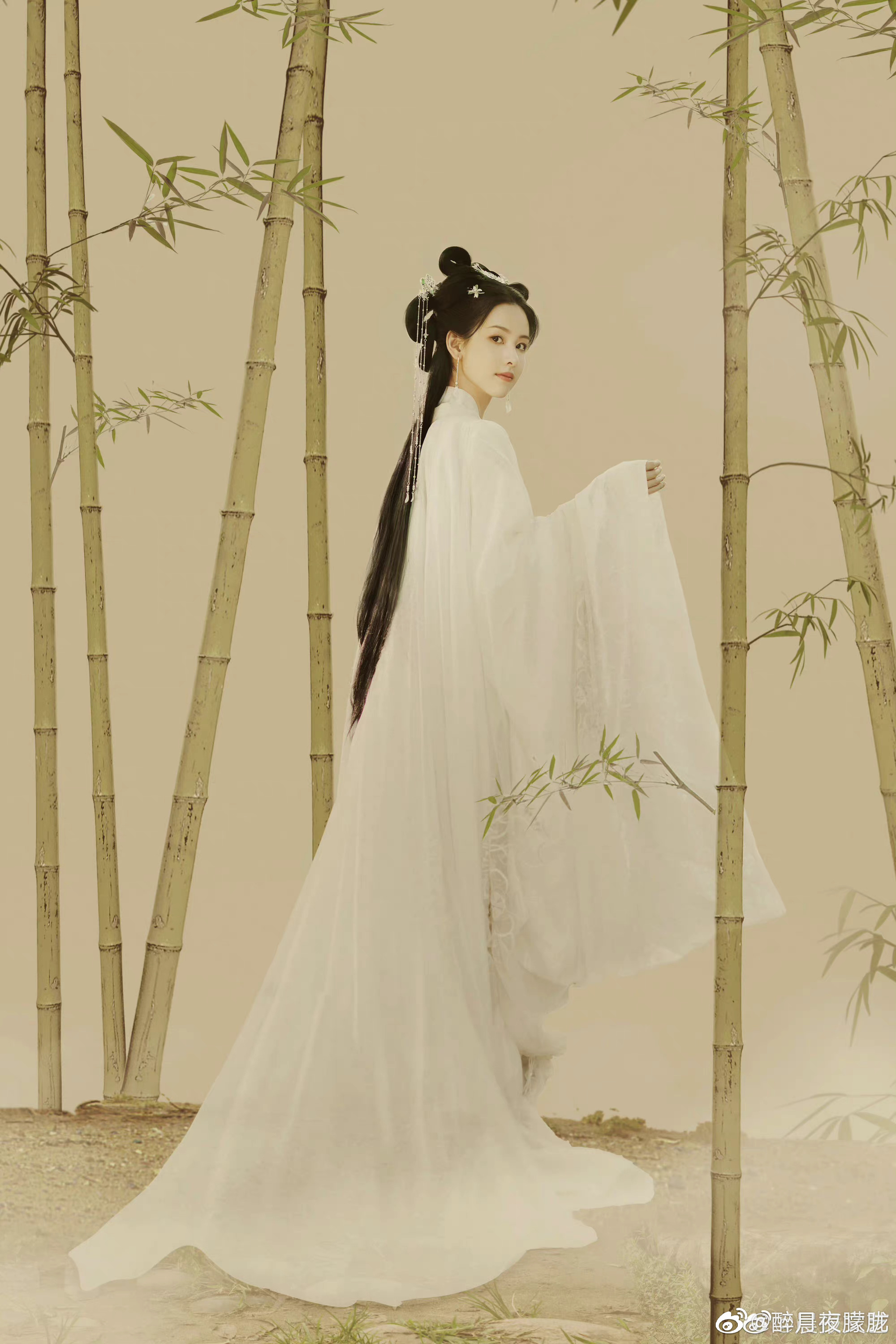 陈都灵很适合古装装扮,长发及腰,衣诀飘飘,佳人回眸……_高清图集