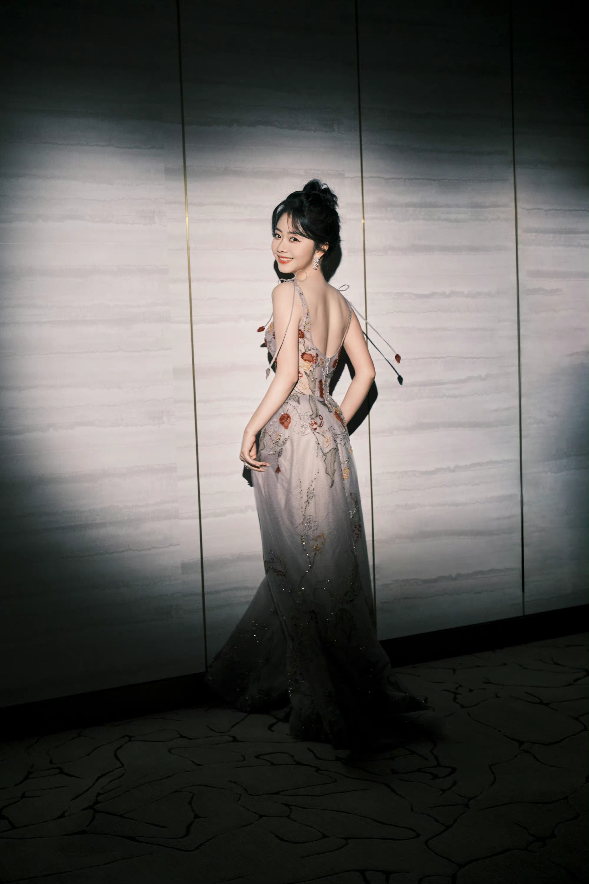 谭松韵电视剧年度盛典红毯造型 亮片吊带鸢尾长裙,温柔绝美……_高清