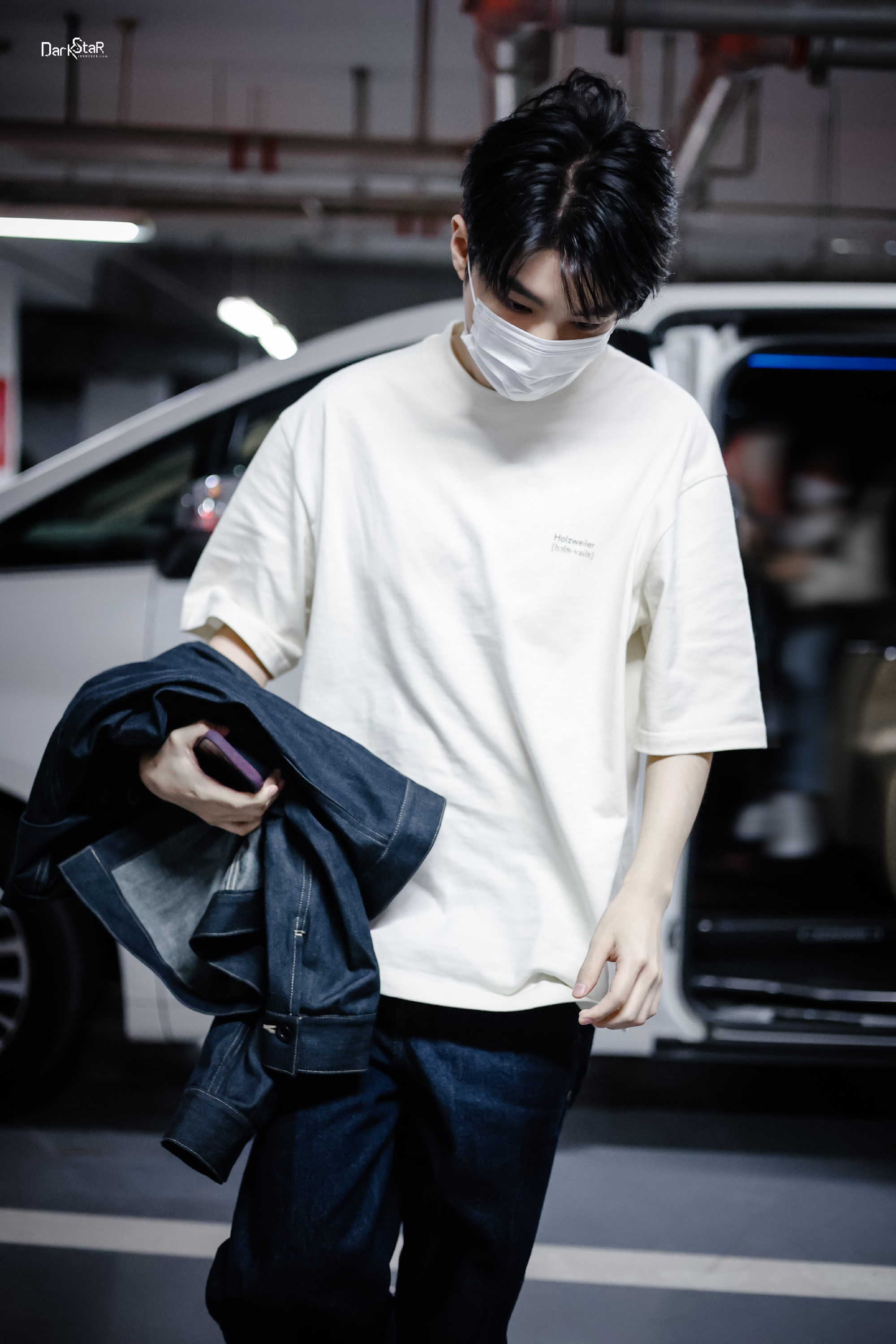 王俊凯华表奖上班饭拍路透 白t恤牛仔裤外套,私服帅晕了啊啊啊!