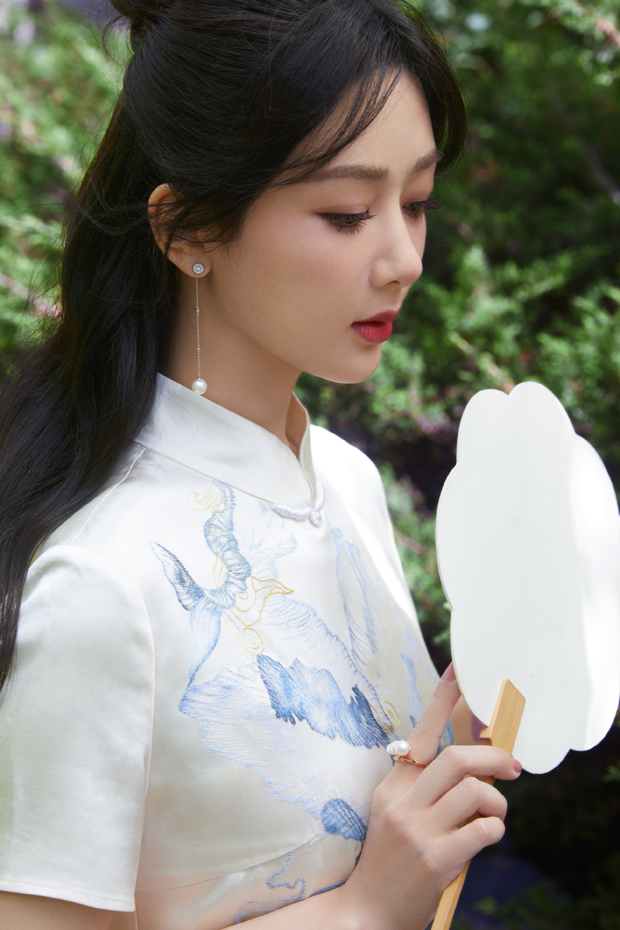 杨紫身着旗袍是充满东方韵味的美人呀!__财经头条