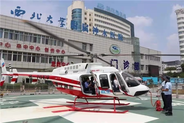 男子摔倒被木棍刺穿喉咙 被用直升机送医 航空公司：救援免费 每小时费用3.5万公司承担休闲区蓝鸢梦想 - Www.slyday.coM