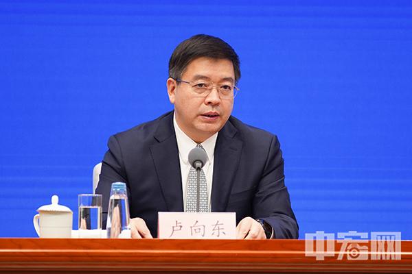 办公厅政府职能转变办公室主任,国务院审改办协调局局长卢向东介绍