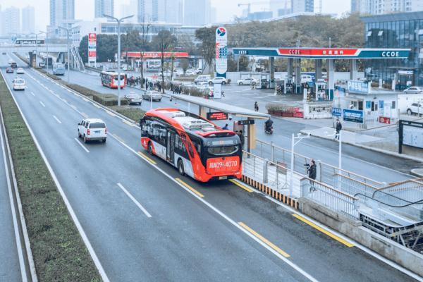 成都首条连接大运会主场馆的快速公交线路开行