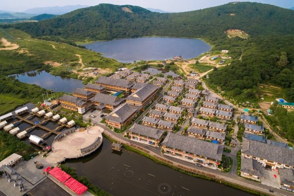 走进珲春防川民俗村一眼望见三国景