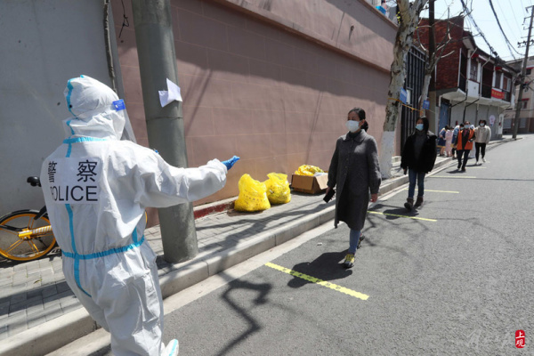 上海全市进行核酸检测 老旧小区居民有序在马路上进行采样休闲区蓝鸢梦想 - Www.slyday.coM