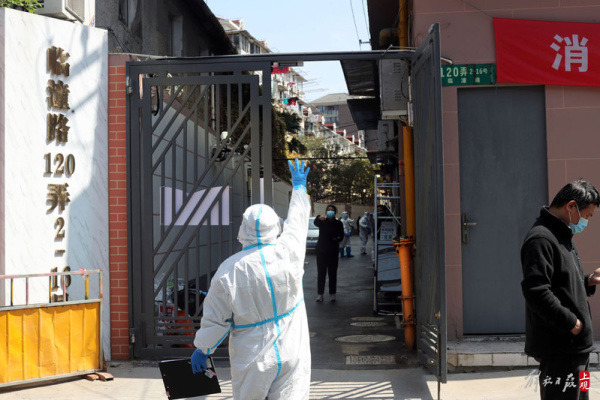 上海全市进行核酸检测 老旧小区居民有序在马路上进行采样休闲区蓝鸢梦想 - Www.slyday.coM