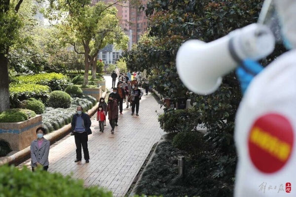 上海全市进行核酸检测 老旧小区居民有序在马路上进行采样休闲区蓝鸢梦想 - Www.slyday.coM