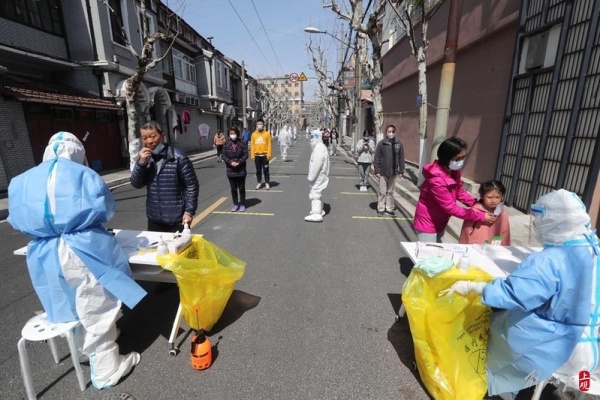 上海全市进行核酸检测 老旧小区居民有序在马路上进行采样休闲区蓝鸢梦想 - Www.slyday.coM