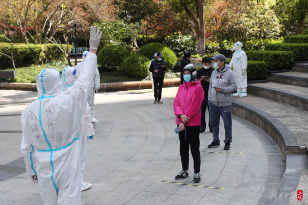 上海全市进行核酸检测 老旧小区居民有序在马路上进行采样休闲区蓝鸢梦想 - Www.slyday.coM