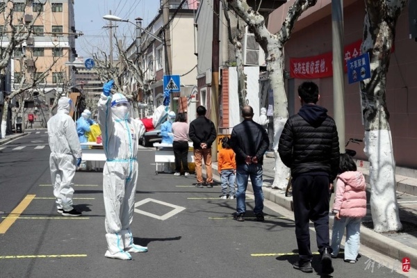 上海全市进行核酸检测 老旧小区居民有序在马路上进行采样休闲区蓝鸢梦想 - Www.slyday.coM