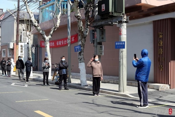 上海全市进行核酸检测 老旧小区居民有序在马路上进行采样休闲区蓝鸢梦想 - Www.slyday.coM