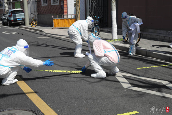 上海全市进行核酸检测 老旧小区居民有序在马路上进行采样休闲区蓝鸢梦想 - Www.slyday.coM