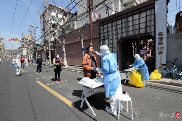 上海全市进行核酸检测 老旧小区居民有序在马路上进行采样休闲区蓝鸢梦想 - Www.slyday.coM