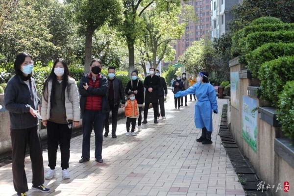 上海全市进行核酸检测 老旧小区居民有序在马路上进行采样休闲区蓝鸢梦想 - Www.slyday.coM