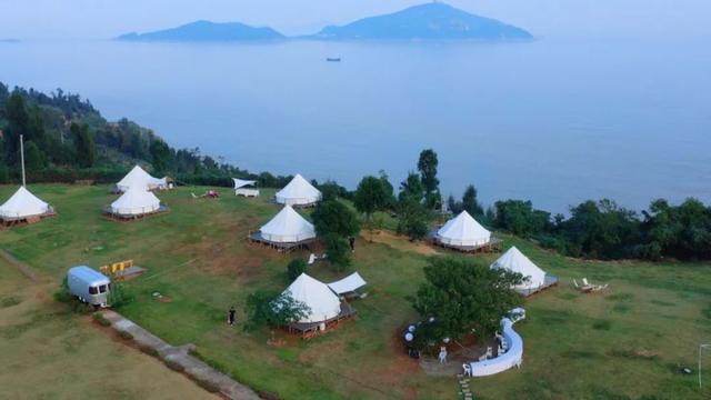 带着自己亲手捕捞的鱼货,"国潮发掘团"来到了山顶的知也之野帐篷民宿