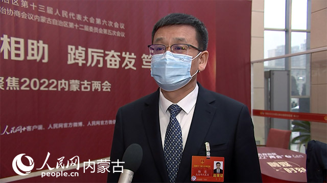 自治区人大代表,乌海市人民政府市长杨进代表.